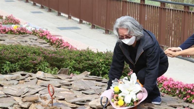 丁強兒親撒骨灰　李璇淚訴練習一個人生活