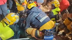 臺北市搜救隊在土耳其救出1受困女子。（圖／翻攝自台北市搜救隊臉書）