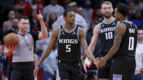 ▲國王福克斯（De'Aaron Fox）（中）靠關鍵犯規，3罰絕殺火箭。（圖／美聯社／達志影像）