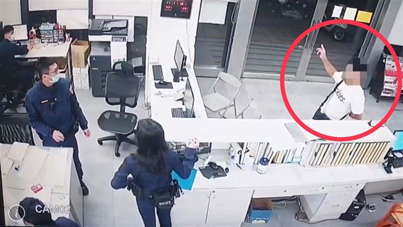 孕妻腹部劇痛急壞3寶爸　女警開道衝醫院