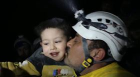 敘利亞一名孩童被救難人員成功救起。（圖／翻攝自The White Helmets 官方推特）
