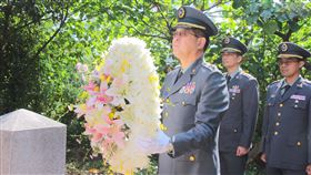 軍人節緬懷先烈將士  第四作戰區秋祭致敬（1）九三軍人節，國軍第四作戰區3日在高雄舉行秋祭典禮，由第四作戰區指揮官劉得金（左）主持。（陸軍八軍團提供）中央社記者程啟峰高雄傳真 107年9月3日