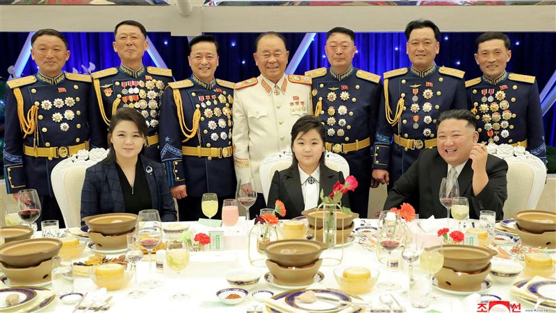 金正恩1家3口甜蜜照曝　寶貝女坐「C位」