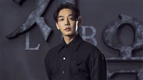 《地獄公使》劉亞仁飾演鄭晉守。（圖／Netflix提供）