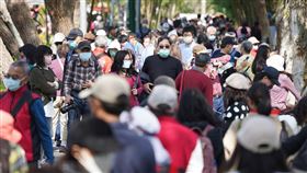 本土增2萬572例  中重症增229例、45死中央流行疫情指揮中心宣布，9日國內新增2萬572例COVID-19本土病例，中重症增229例、其中45例死亡。圖為民眾戴口罩到台北士林官邸賞花。中央社記者徐肇昌攝  112年2月9日