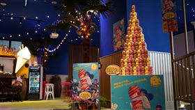 情趣品牌打造高達220公分高的「可可風味CUP塔」。（圖／業者提供）