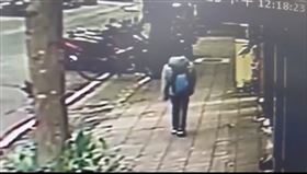 新店12歲男童自稱遭一對男女強擄，警方調閱監視器發現是男童扯謊。（圖／民眾提供）