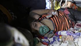 敘利亞女孩困瓦礫地獄！「白頭盔」跪地唱兒歌安撫（圖／翻攝自The White Helmets推特）