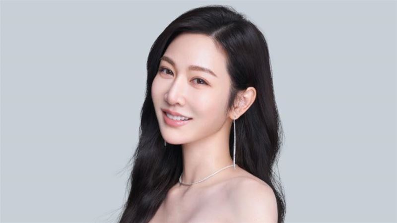 衣服沒穿好內衣露出　曾莞婷驚洩酥胸辣爆