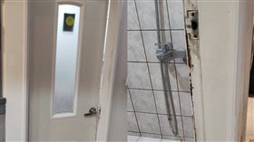 朋友租屋浴室門壞了，報價竟要3萬4。（圖／翻攝自PTT）