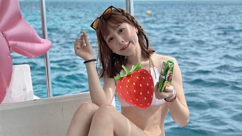 全明星女神度假脫了　穿比基尼曬火辣身材