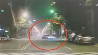 特斯拉酒駕暴衝自撞路樹！1男當場無心跳