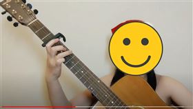 YouTuber小栗由加全裸彈吉他流量慘，網毒舌指顏值是關鍵。（圖／翻攝自おぐりんちょんねるYouTube）