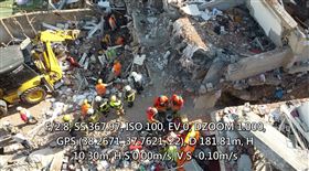 台灣搜救隊再發現傷者！與土耳其團體破柱救人　空拍畫面曝光（圖／消防署提供）