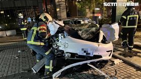 北市邱男酒後駕駛特斯拉自撞路樹，造成副駕的陳男命危送醫。（圖／翻攝畫面）