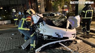 特斯拉男酒駕自撞路樹　監視器畫面曝光
