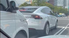 網友PO網，台中特斯拉在台灣大道路口擋住民間救護車。（圖／翻攝爆料公社）