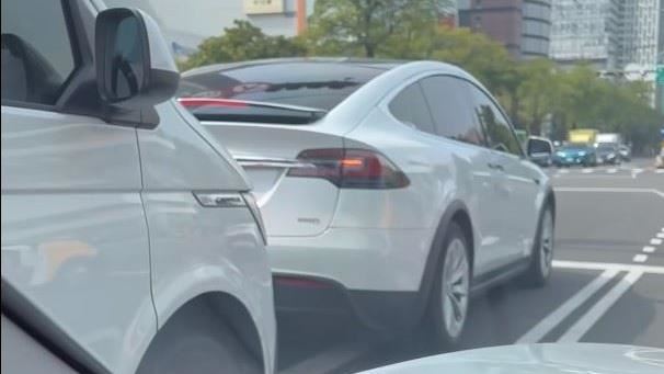 特斯拉路口擋救護車　他PO上網反遭酸爆
