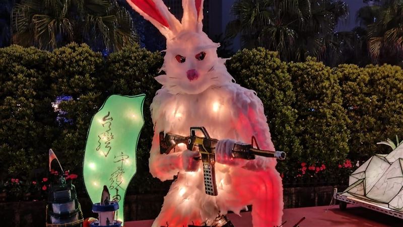 台灣燈會驚見「舉槍兔兔」網驚：殺紅眼？