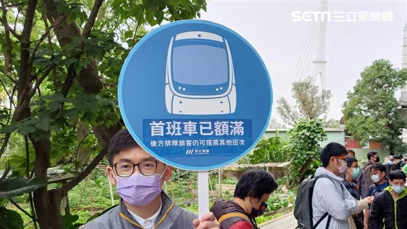 安坑輕軌8點湧排隊潮　1小時通車禮就額滿