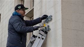 加大柏克萊分校將摩西名字從牆上移除加大柏克萊分校推崇社會公平正義價值觀，自2020年開始將5位曾有過種族歧視言論人物的名字從校內大樓上移除。（UC Berkeley提供）中央社記者張欣瑜舊金山傳真 112年2月10日