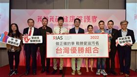 去年《我和我的健康照護者》優勝組合表揚頒獎典禮，激勵健康照護者共同創造愛滋友善醫療環境，疾管署副署長羅一鈞（右二）也與會。（圖／關愛提供）