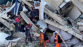 英國搜救隊伍在土耳其南部執行任務英國6日派遣搜救隊前往遭強震重創的土耳其救災，圖為英國與其他國家的搜救隊合作，在土耳其最南部的哈泰省（Hatay）執行任務。（英國外交部提供）中央社記者陳韻聿倫敦傳真  112年2月10日