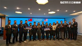 外貿協會與馬來西亞零售連鎖協會簽署合作備忘錄，外貿協會副秘書長李惠玲（圖左）、馬來西亞零售連鎖協會副主席潘正權（圖右）。（圖／記者戴玉翔攝影）