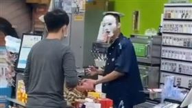 超商店員，朋友慶生，生日驚喜變驚嚇，砸刮鬍泡，滿臉白泡泡，站櫃台結帳，鎮定，台中男大生(圖／翻攝自社會事新聞影音)