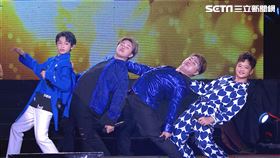 「超級紅人榜」的人氣王－百萬兄弟（陳昭瑋＋陳孟賢）傳授萌力男孩團體必備技能（圖／超級夜總會提供）