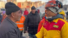 看到女兒被救出…土耳其老父親「緊牽台灣搜救人員」重複喊Thank you！（圖／消防署提供）