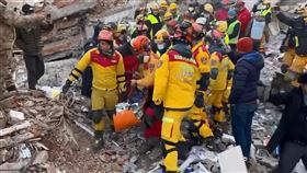 強震後81小時！台灣隊踩瓦礫、挖樓板「救出生還者」　全場歡呼畫面曝光。（圖／翻攝自消防署臉書）