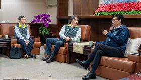 指揮中心指揮官王必勝及發言人莊人祥拜會高雄市政府，與市長陳其邁（右）交流討論新冠疫苗接種提升策略及地方防疫經驗回饋。（圖／指揮中心提供）