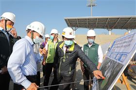 亞太棒球村2期進度達8成　黃偉哲親自視察紅土結構等施工品質（業配勿用）