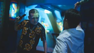 春風路邊慘遭潑漆砸頭　84秒驚悚畫面曝光