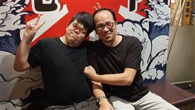 嚴爸爸跟泰棣（右到左）。（圖／罕病基金會提供）