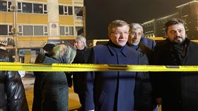 土耳其前總理向台灣搜救隊致意土耳其前總理達夫托葛魯（前排右2，穿藍色大衣者）9日特地對台灣搜救隊表達感謝，並說「因為你們來幫忙救援我們的公民，從現在開始，你們就是我們的公民」。中央社記者鍾佑貞阿德亞曼攝  112年2月10日