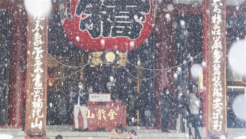 氣象廳對東京發布大雪警報　上百航班取消