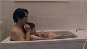 豐川悅司（左）和寺島忍（右）共浴。（圖／原創娛樂提供）