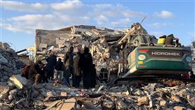 土耳其政府出動重機開挖災區。（圖／消防署提供）