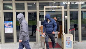 前台啤總教練閻家驊繳完罰鍰9千元步出警局。（圖／記者楊忠翰攝影）