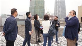 監製維吉妮（左三）、導演奧立維爾米加頓（右二）、編劇喬治黃（右一）在市政府頂樓天台勘景。（圖／台北市電影委員會提供）