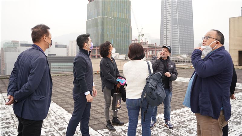 盧貝松兌現10年前承諾　監製妻抵台勘景