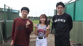 陳冠宇、林襄與「令和怪物」佐佐木朗希合影中職樂天桃猿隊11日與日職千葉羅德隊在石垣市球場進行首場交流賽，曾效力羅德隊的陳冠宇（左）、人氣樂天女孩林襄（中）與羅德隊「令和怪物」佐佐木朗希（右）於賽前合影。中央社記者張新偉攝  112年2月11日