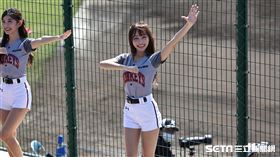 ▲大批日本球迷搶拍樂天女孩林襄。（圖／記者劉彥池攝影）