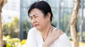 年輕族群的肩旋轉肌疼痛，大多為運動造成肌肉撕裂傷或工作勞動外傷。中老年人隨旋轉肌包括棘上肌、棘下肌、肩胛下肌及小圓肌四條肌肉，運動傷害及長期姿勢不良，都可能造成肩膀過度使用、肌肉張力過大導致肩旋轉肌受傷，病症嚴重者更將衍生為旋轉肌袖症候群。骨刺其實是骨骼經年累月使用後長出的贅骨，嚴重的肩膀骨刺會刺激肩膀滑囊，造成肩峰下夾擠症候群。此外，頸椎、腰椎、肘關節、膝關節、踝關節都是常見骨刺的好發部位。