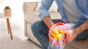 最近不少門診患者反應痛風問題，嚴重者甚至無法好好走路、只能透過輪椅或拐杖代步。另外，痛風引起尿酸沉積於關節處，有患者腳踝腫大連鞋子都無法穿著，僅能穿拖鞋外出行走。體內產出過多的尿酸，多因高普林飲食、壓力或過勞、攝取過多含糖飲料或運動過於激烈所引起；其二則是尿酸排泄速度降低，與高脂肪飲食或酸性食物攝取過量、肥胖、飲酒過量、腎臟功能不完全等因素有關。