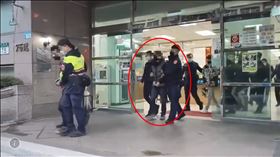 ▲林姓男子(紅圈處)和同夥向自己的朋友強逼酒店費用，朋友付不出來就拳打腳踢，押到工地強迫打工還債，新北市新莊警方在中和逮到林男等人，順利救出被害人。（圖／翻攝畫面）