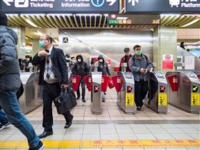 第一線的業務人員，如醫療從業者、大賣場銷售員、從事交通運輸產業者等需接觸不特定交流對象的職業類別，建議工作時仍須配戴口罩，「這些從業者每天接觸來自各地不同的人群，一天下來的交流量都會比常人還要來得更多一些。」長者的免疫力較不能藉由先前的感染來做判定，即使先前已感染過病毒，也施打過三劑疫苗，難保新病毒造成的「免疫逃脫」，對長者產生未知的損害。因此，為確保維持足夠的免疫力，建議長者仍養成戴口罩