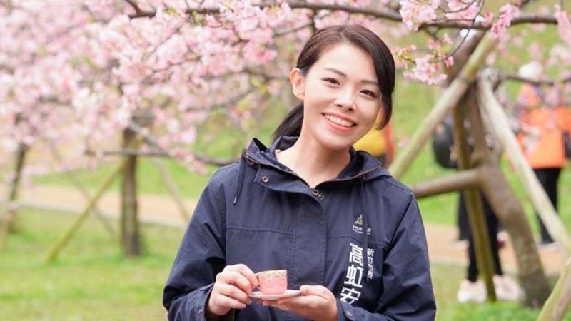快看高虹安「人比花嬌」美照　短襪很少女